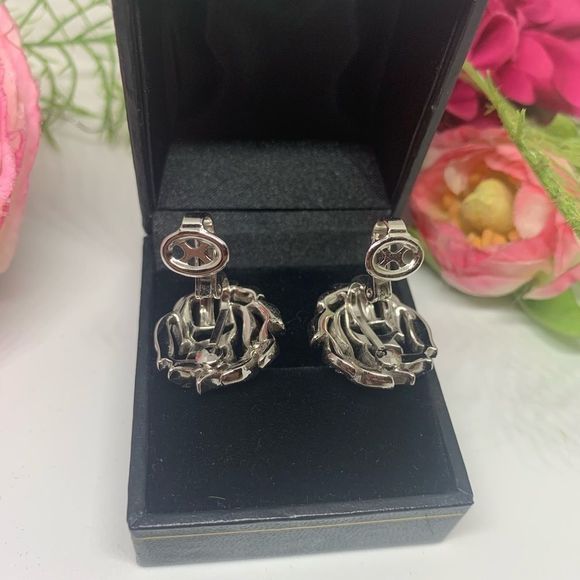 VINTAGE⚜️TRIFARI Rhinestone Cluster Clip Earrings - Picture 4 of 5